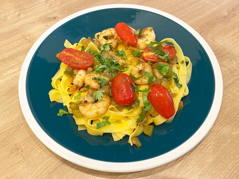 Assiette de Tagliatelles sans gluten avec crevettes et légumes du soleil